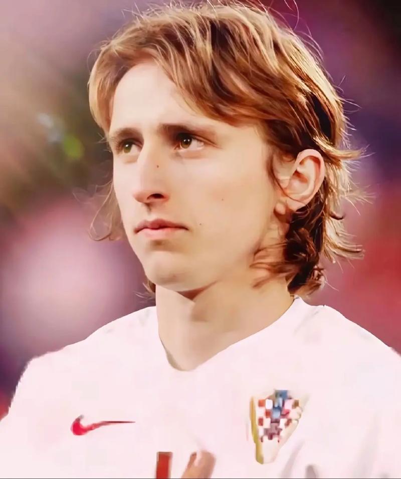 东体：邵佳一在推进国足新老交替过程中需要打造“嫡系部队”