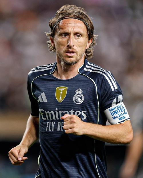 澳超战报：科斯格罗夫双响，九人奥克兰FC2-1惠灵顿凤凰