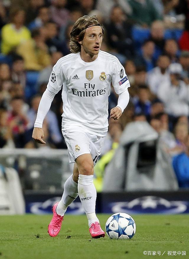 后卫破门后激情亲吻队徽，引球迷共鸣