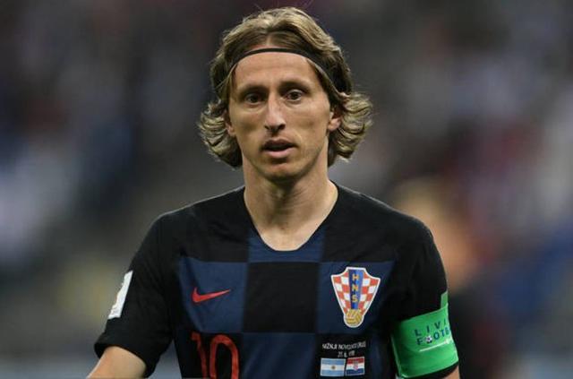 哈里·凯恩替补出场打入帽子戏法，五星拜仁轻松战胜斯图加特