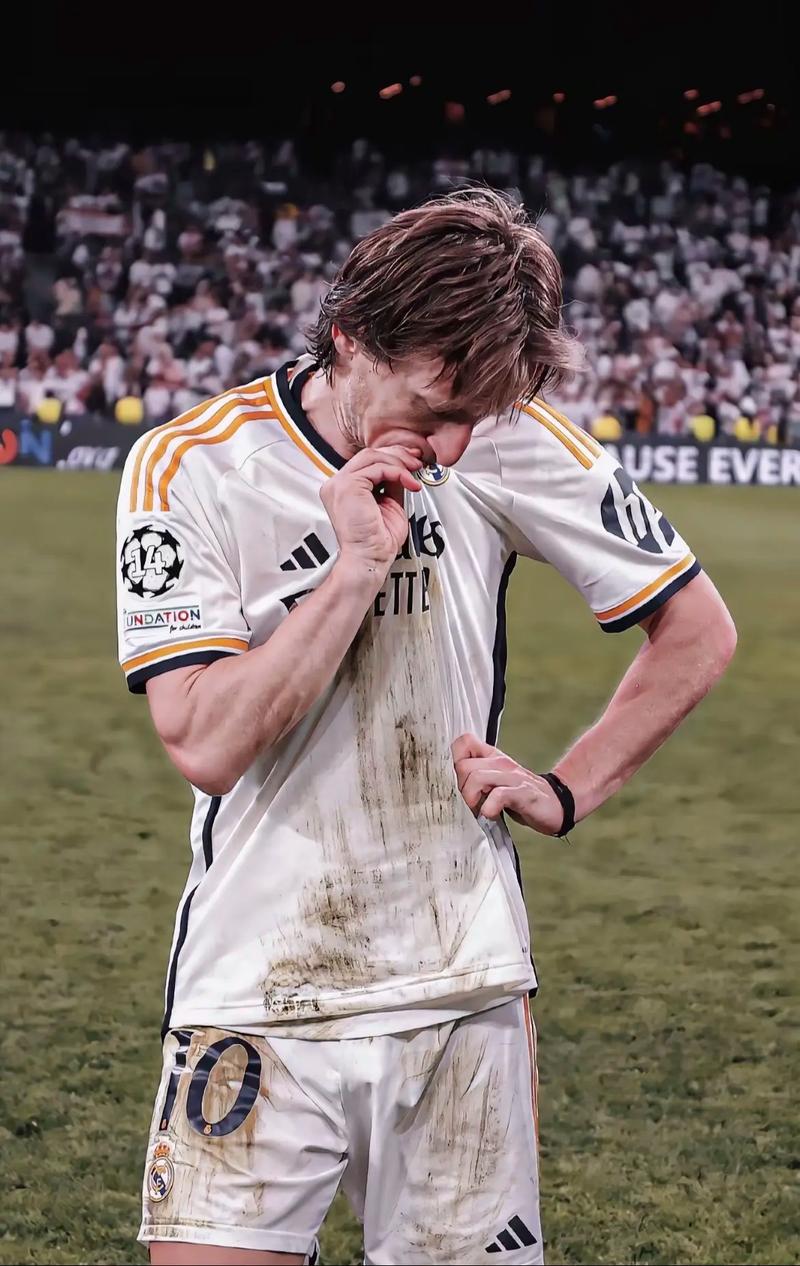 苏格兰女足队长卡思伯特与中国队比赛时头部受伤，被紧急送医